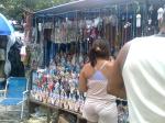 Manhã - vários feirantes realizam vendas de lembranças e diversos outros objetos em suas mercearias